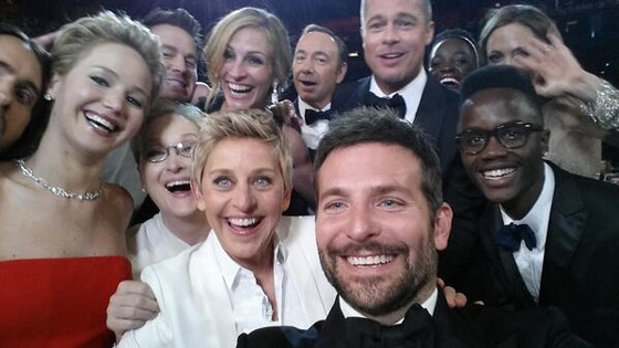 Skupinová „selfie“ z odovzdávania Oscarov sa stala najúspešnejšou fotkou internetu.