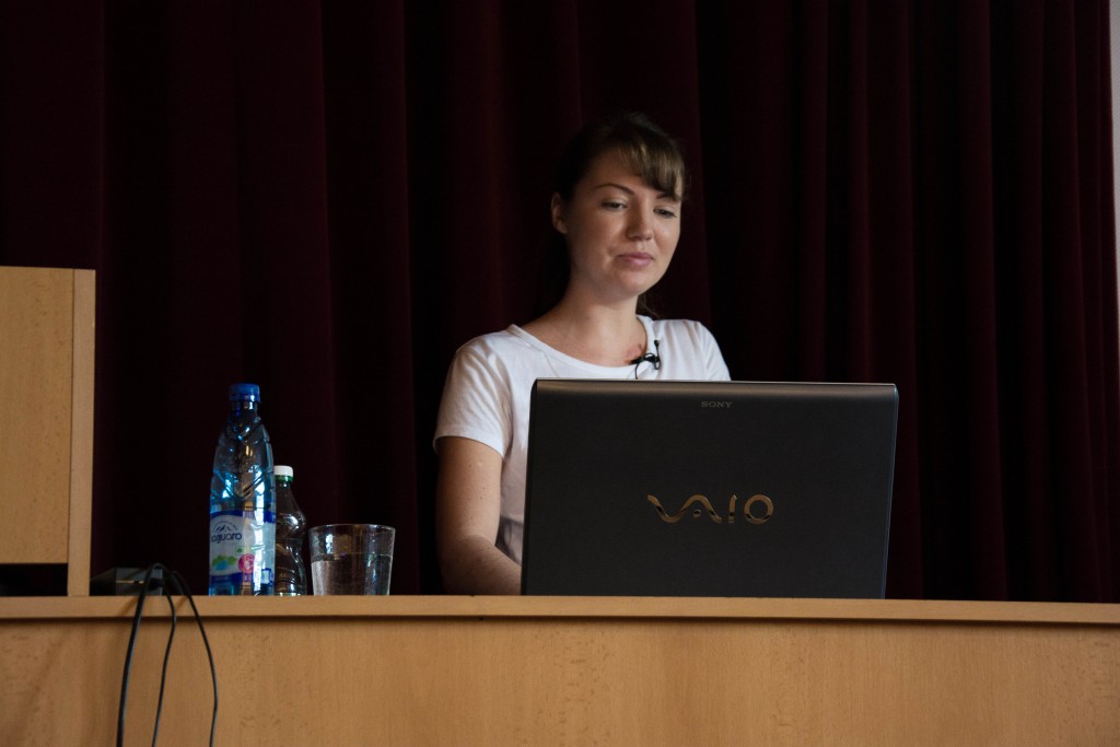 Ivana Pacoňová počas prezentácie o copywriterovi