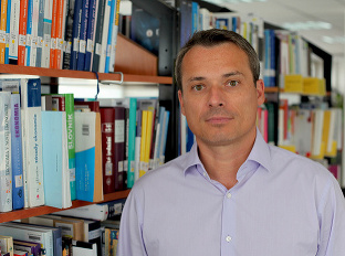 Riaditeľ City University of Seattle Branislav Zlocha. Ako vraví: „Vysoká škola manažmentu priniesla na Slovensko prostredníctvom City University of Seattle možnosti uceleného online štúdia vedúceho k dosiahnutiu akademických titulov“.