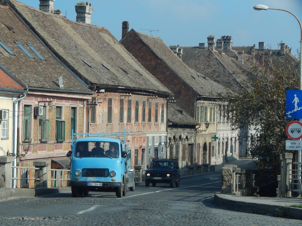 Stará ulička neďaleko Petrovaradinu dýcha históriou.