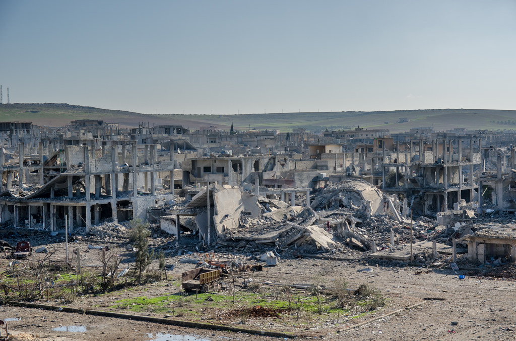 Spomínané mesto Kobane po bombardovaní.