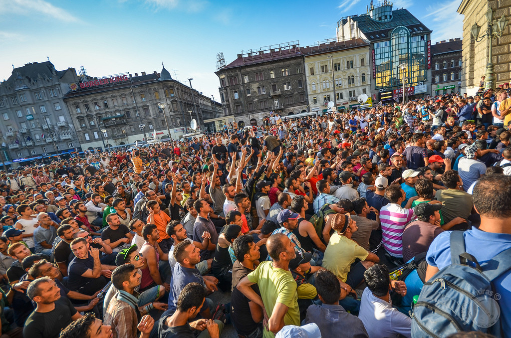 Utečenci pred železničnou stanicou Keleti v Budapešti.