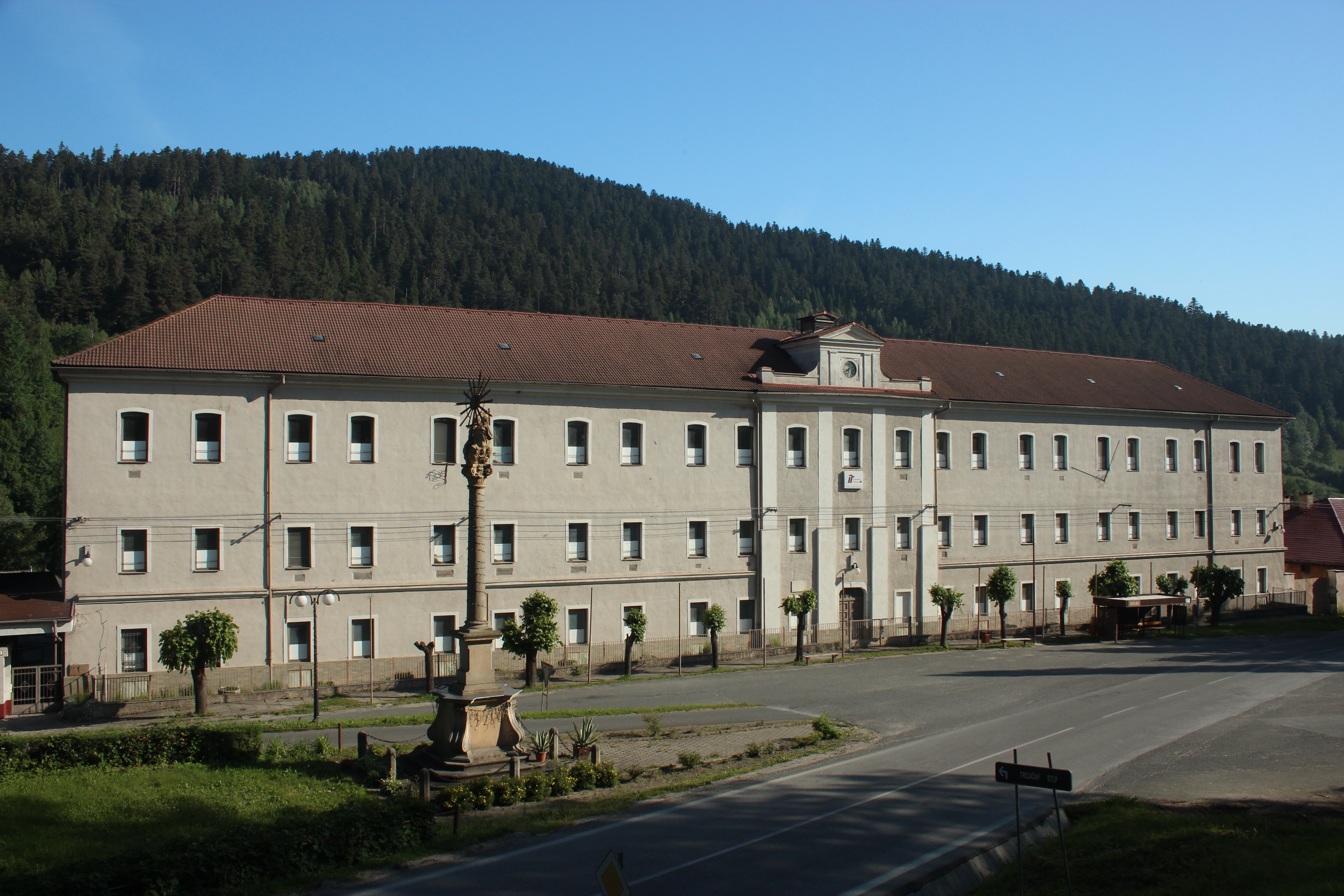 Banská história obce Smolník siaha až do 11. storočia. Bývalá tabaková továreň ako jedna z mála budov ešte stále stojí.