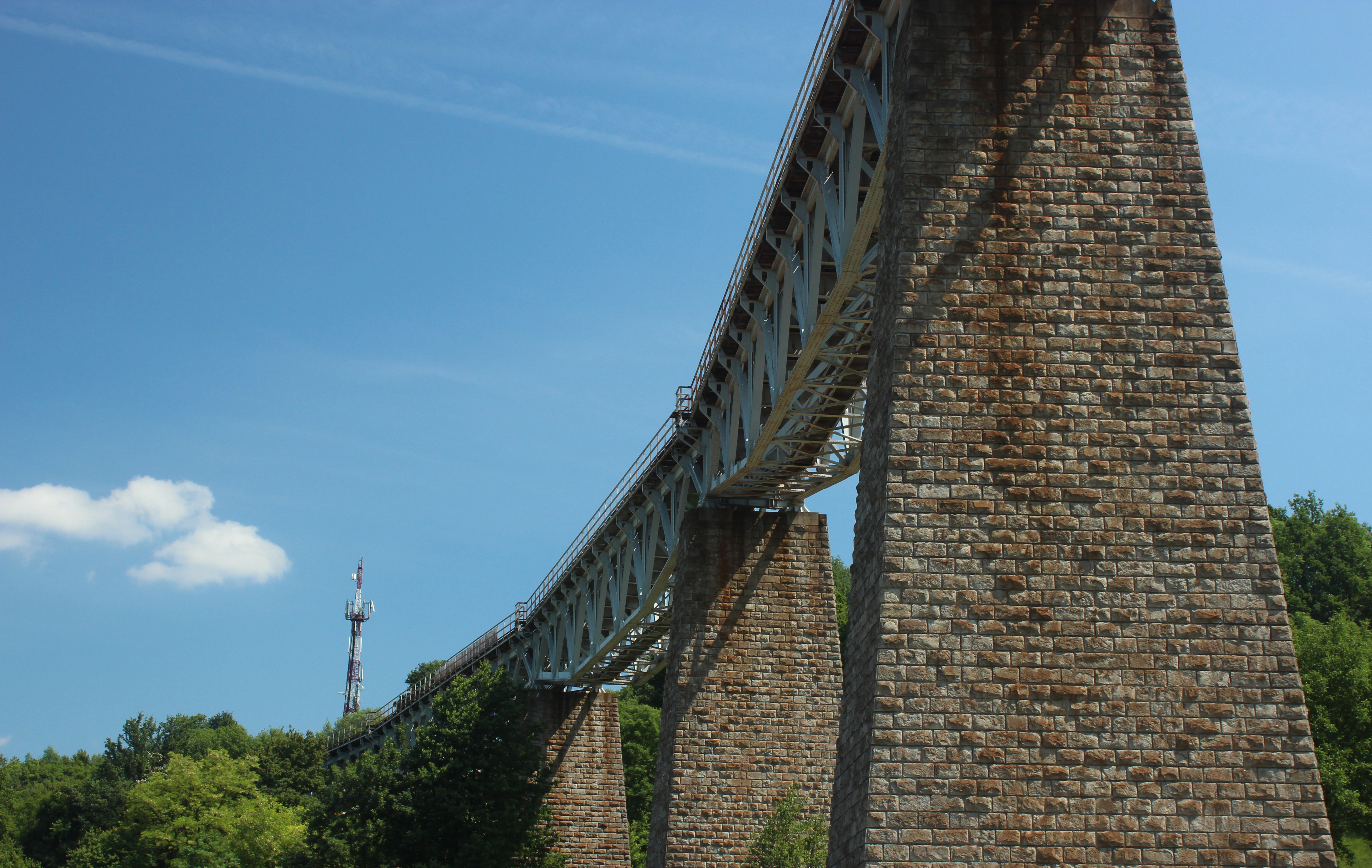 Viadukt v Hanušovciach nad Topľou je najdlhší železničný most postavený v oblúku v strednej Európe.