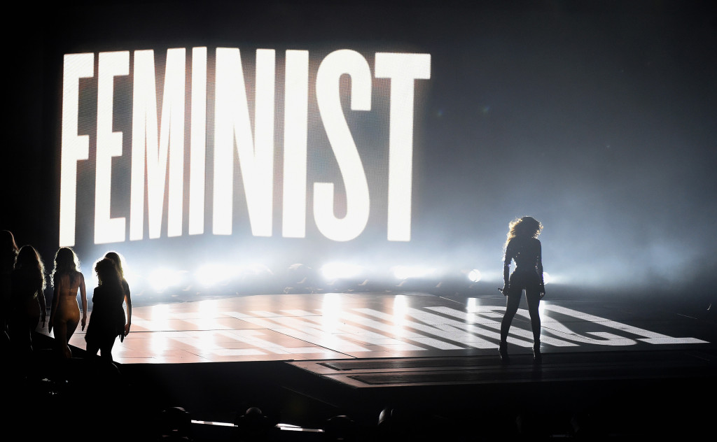 Beyoncé na svojom koncerte s veľkým nápisom FEMINISTKA v pozadí