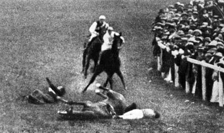 Britská sufražetka Emily Davisonová sa na znak protestu vrhla pod kráľovho koňa a zahynula