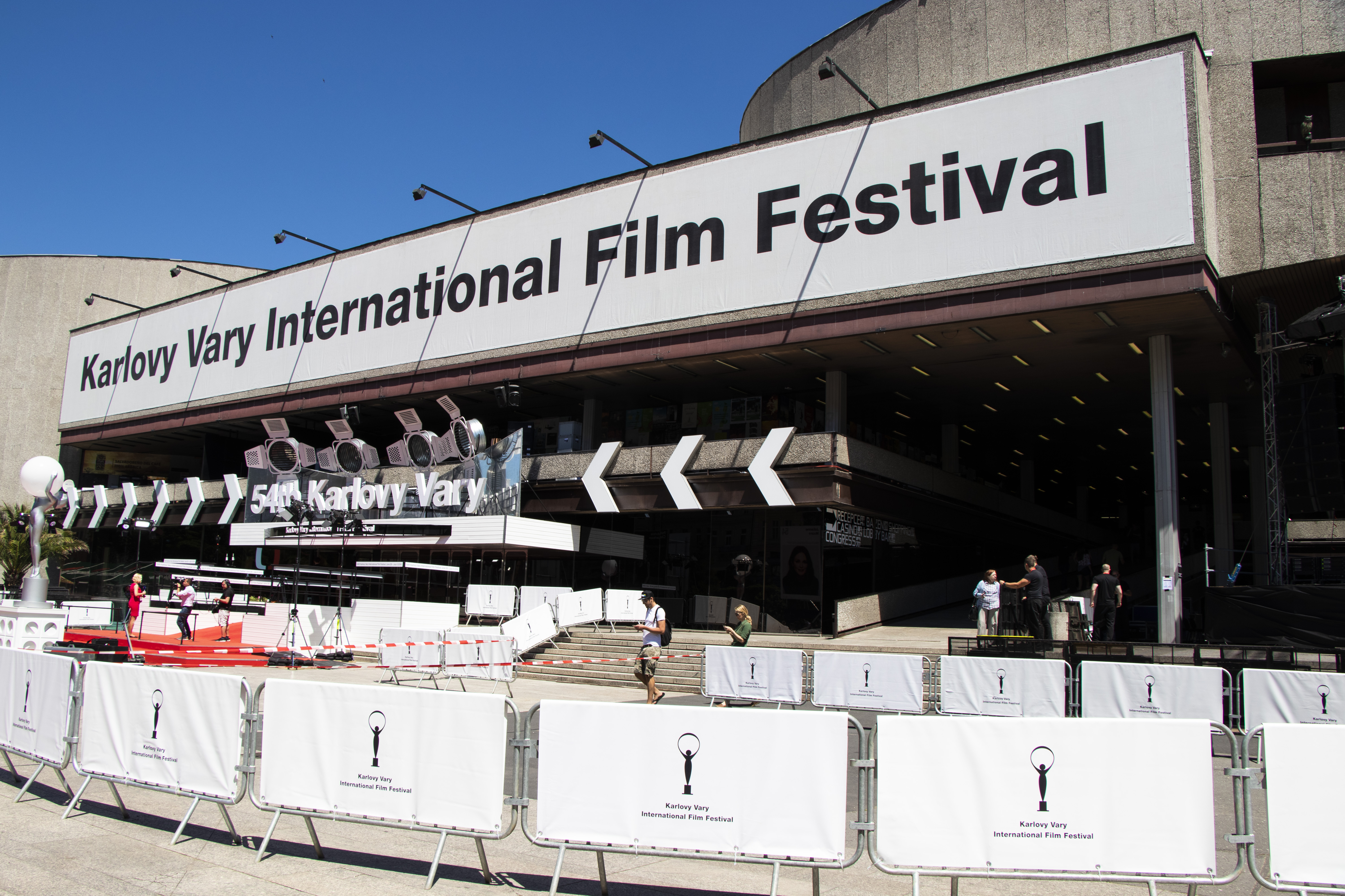 Filmový festival nie je len o filmoch. Návštevníci môžu nahliadnúť do zákulisia médií a využiť bezplatnú dopravu