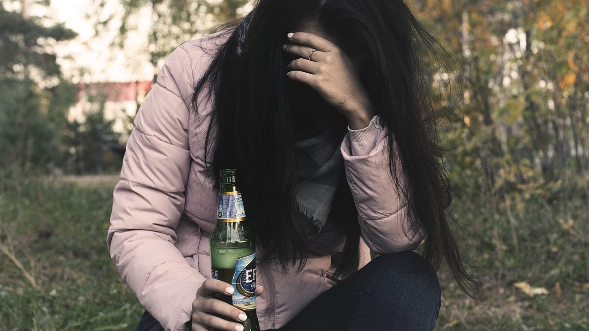 Kvôli alkoholu som skončila na psychiatrii, hovorí mladá žena, ktorá v 22 rokoch prekonala závislosť