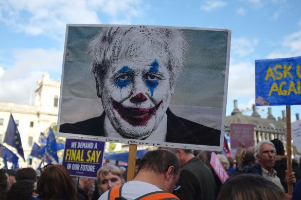 Premiér Johnson prezentovaný ako klaun Joker