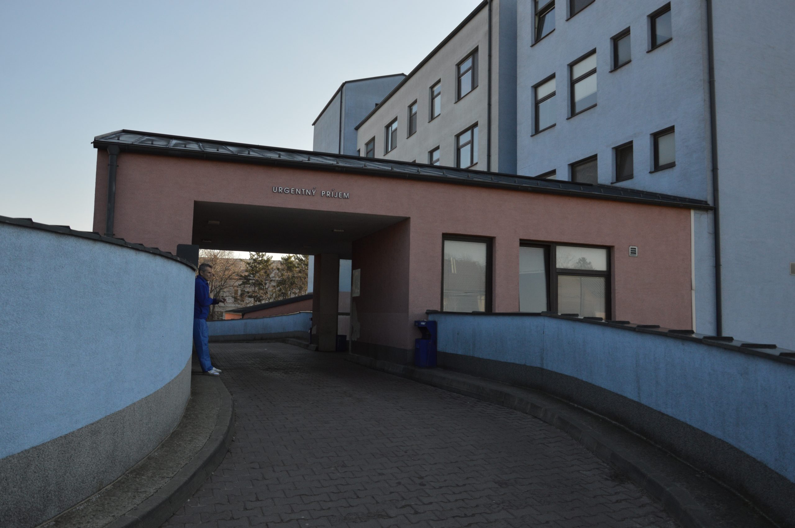 Jeden zo vstupov fakultnej nemocnice v Trnave, autor: Daniel Bíro