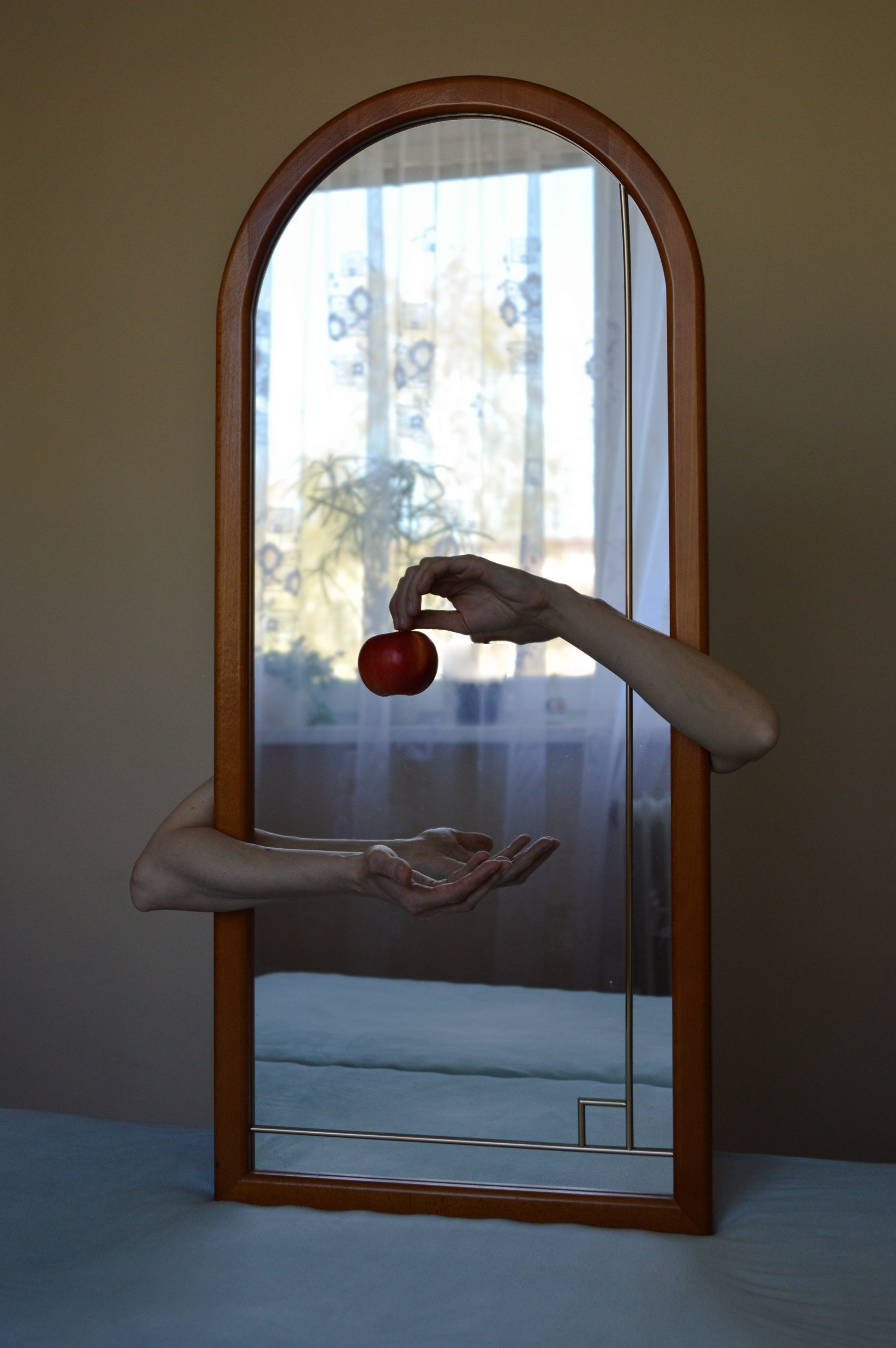zrkadlo jablko ruky