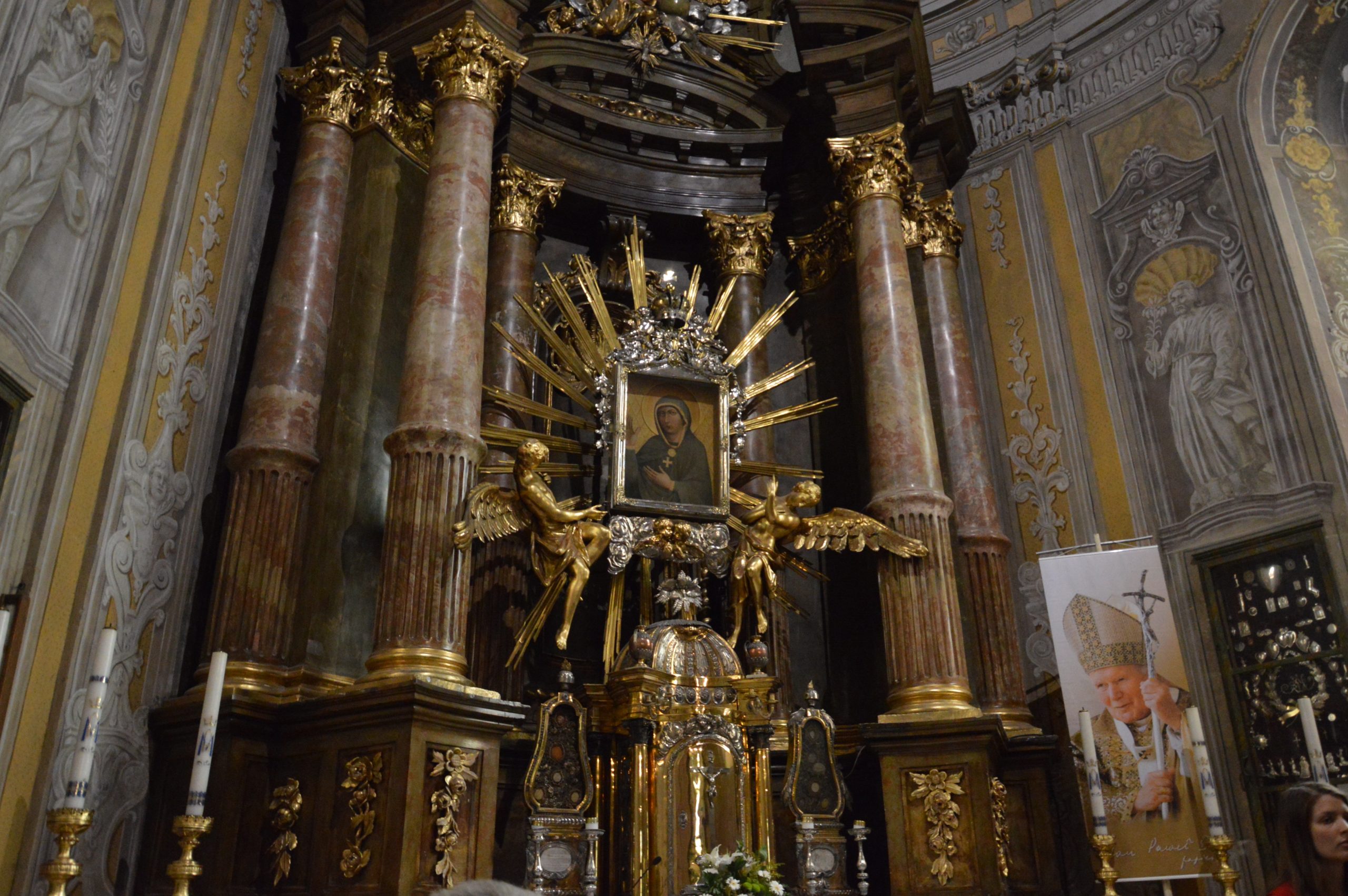 Oltár s obrazom Panny Márie Trnavskej.