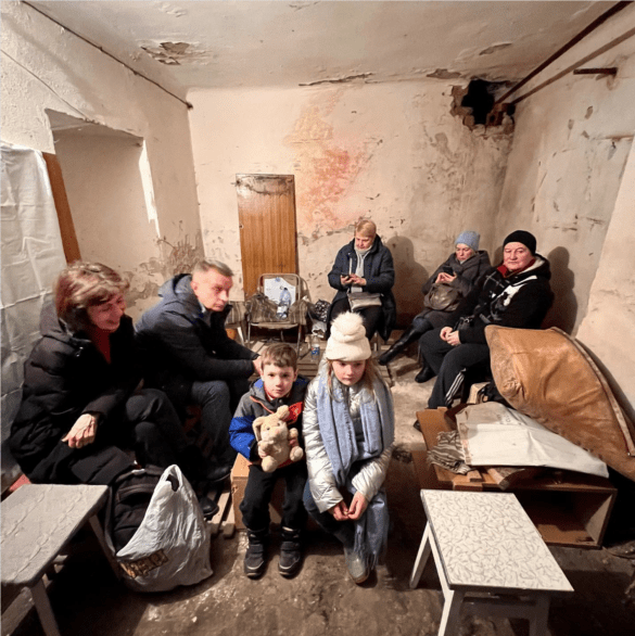 Ukrajinská rodina ukrývajúca sa pred vojnou v pivnici.