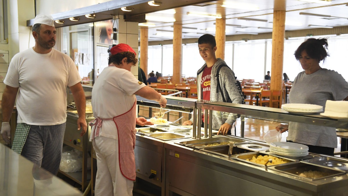 Inflácia a vysoké ceny potravín sa dotýkajú aj študentov. Koľko zaplatia za teplý obed?