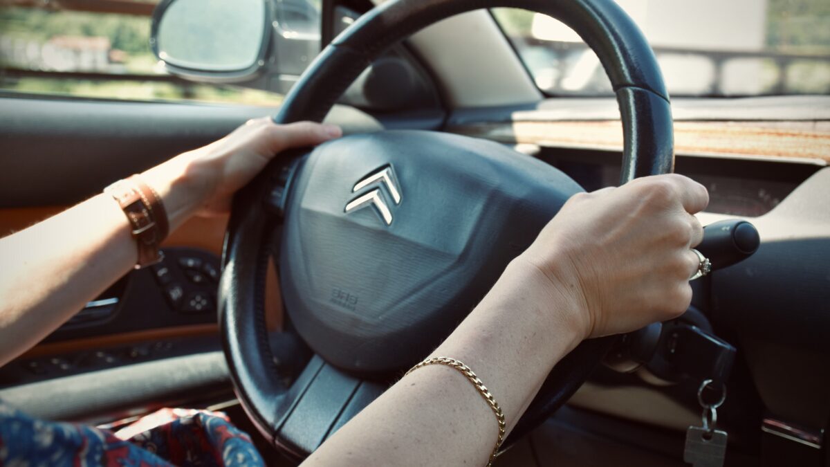 Anketa: Správajú sa inštruktori nevhodne? Študenti sa podelili o svoje zážitky z autoškoly