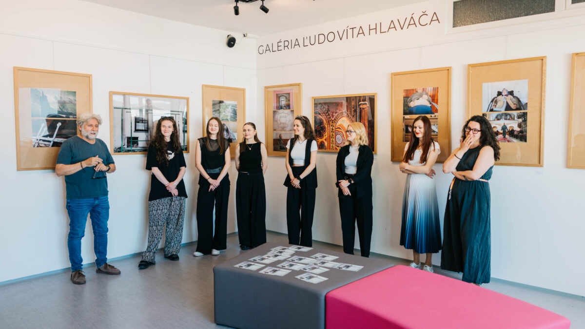 Reportáž: Keď fotografia spája svety. Študenti zachytili život v kláštore aj príbehy klientov centra